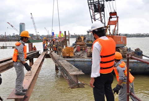Ambiente de trabajo animado en segundo día del Tet